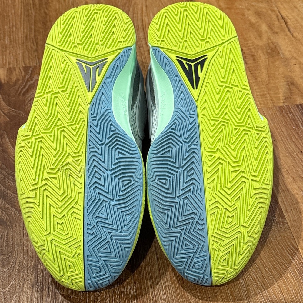 Nike Youth JA 1 Flash Sneakers (Size: 7Y)(EUC) - Picture 16 of 17